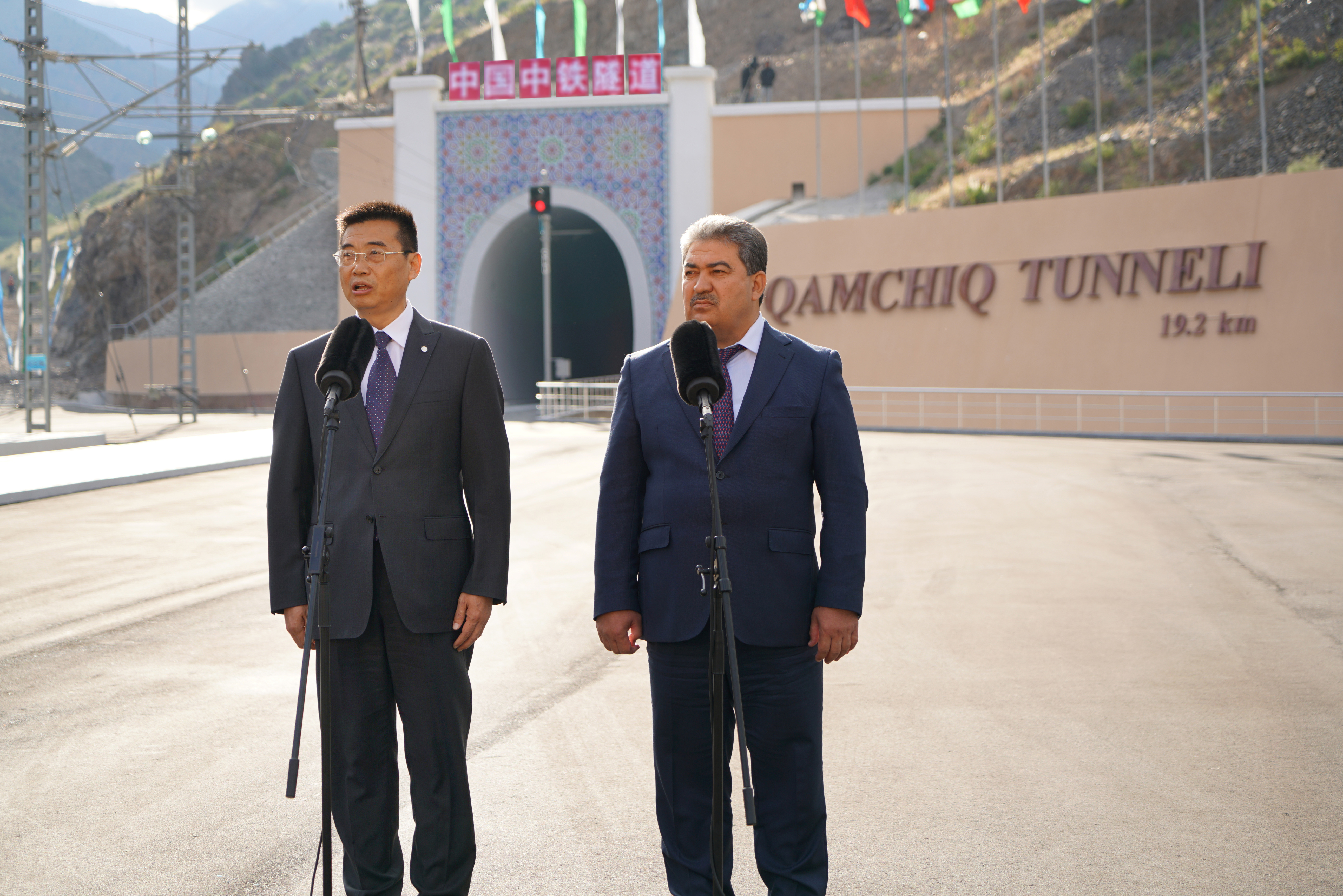 1-最重要1：中铁隧道局党委书记、董事长于保林向习近平主席、卡里莫夫总统报告卡姆奇克隧道通车情况.JPG