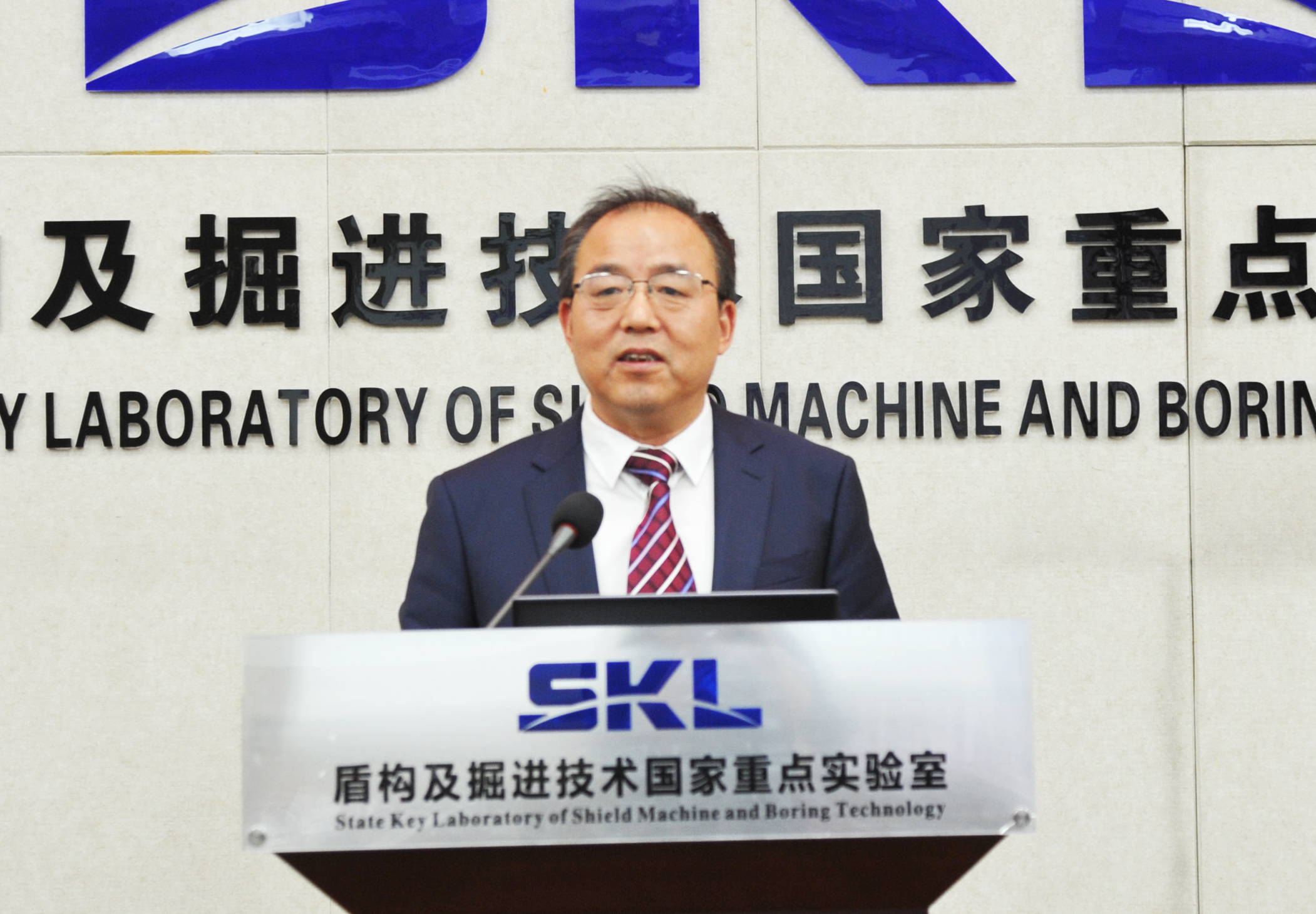 1688520898270003.jpg 中铁隧道局集团总工程师、盾构及掘进技术国家重点实验室主任洪开荣作报告1.jpg