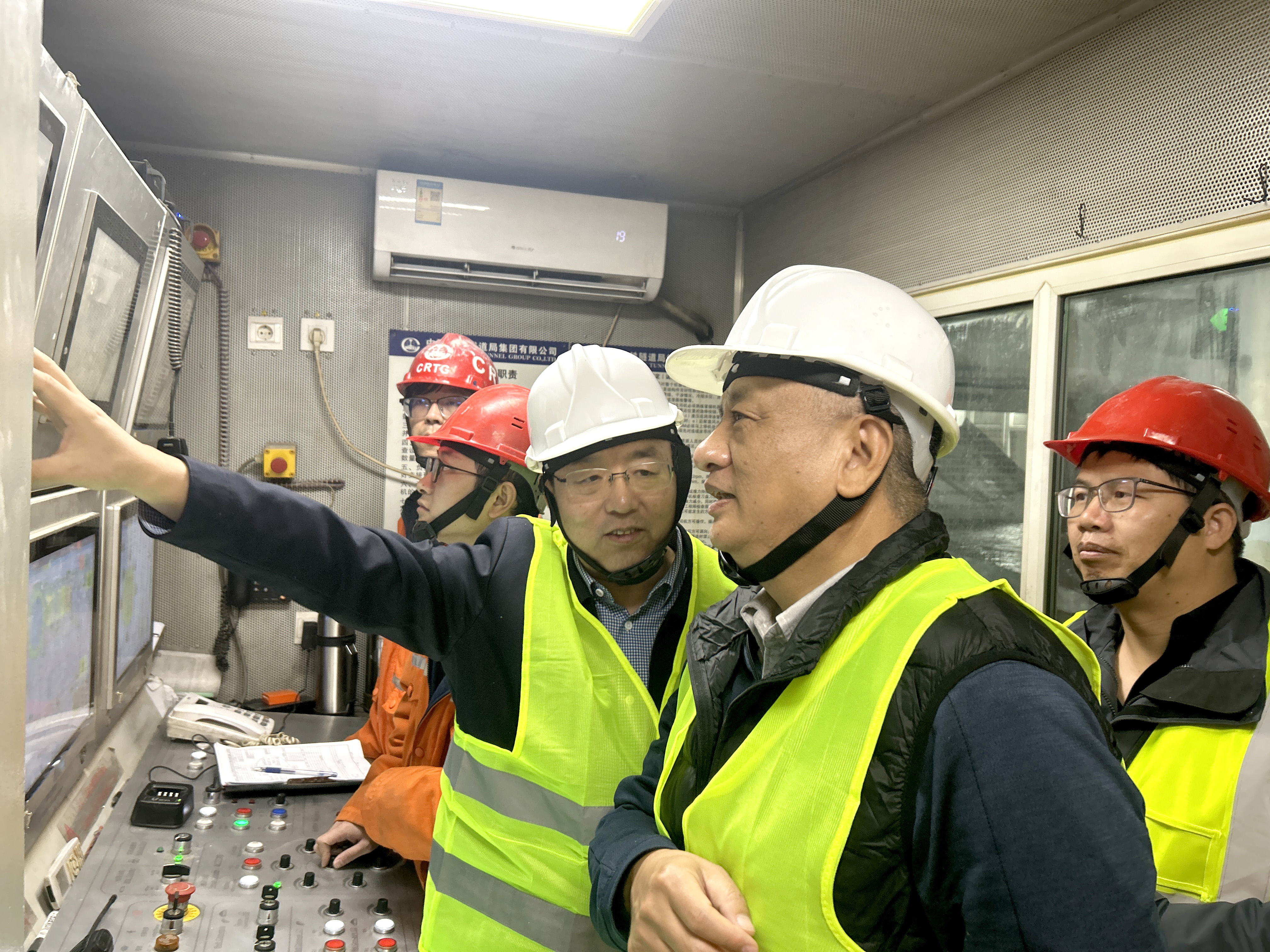 钮院士、洪总、岑总在主控室.jpg