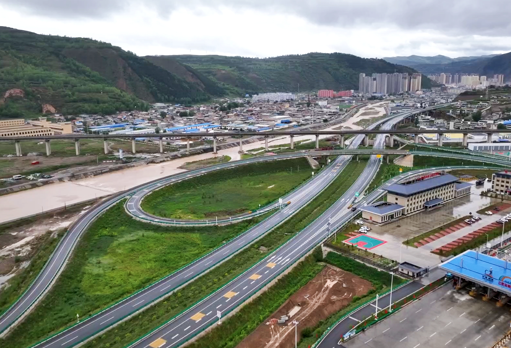 1706748881224133.jpg 渭武高速岷县段_副本.jpg