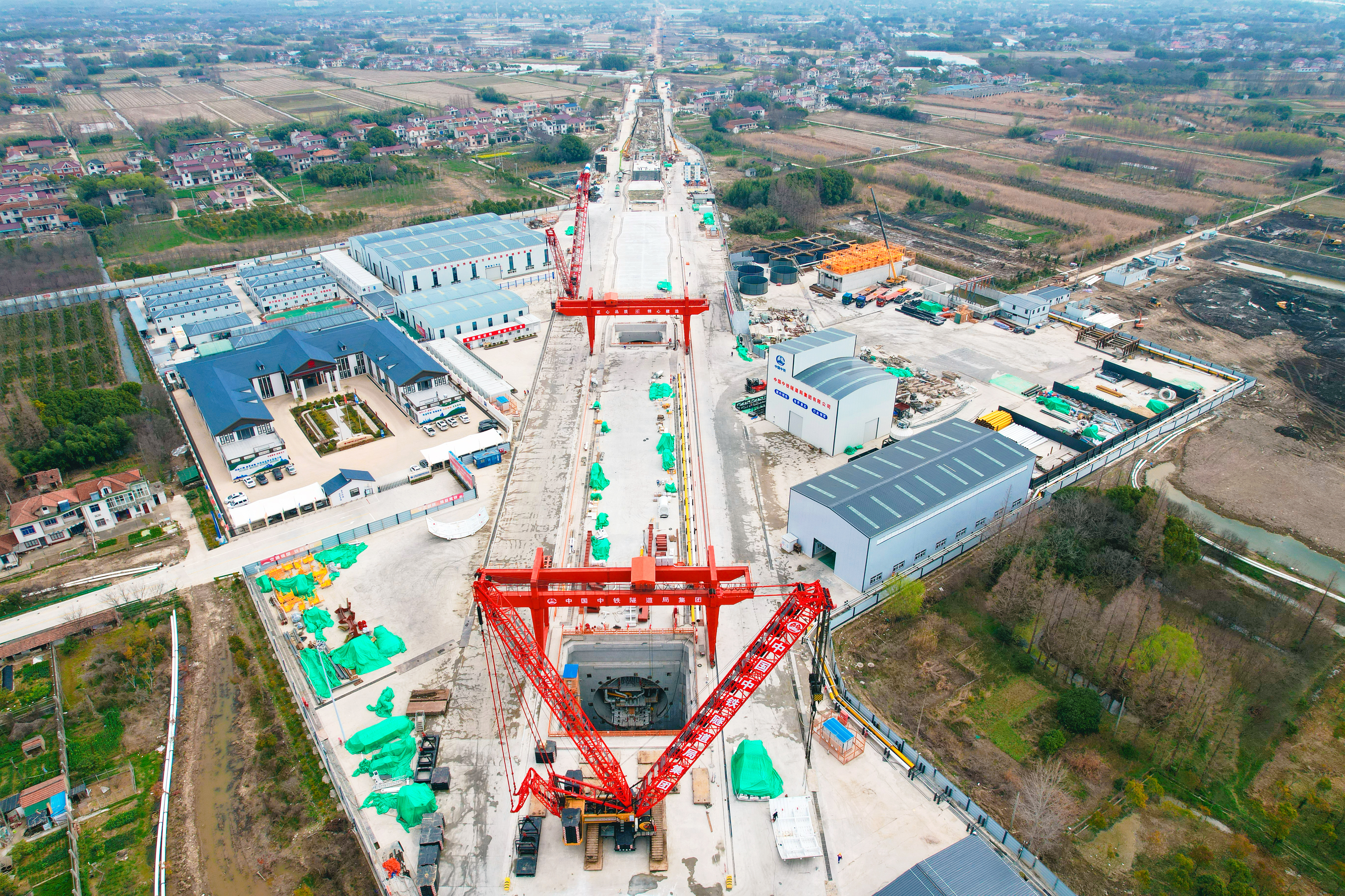 中铁隧道局施工的崇太长江隧道3号盾构始发井照片 世界铁路隧道最大盾构即将从这里出发 (黄春晖）.jpg